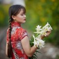 交锋电视剧女主角联络员，旗袍装扮、神情坚定，是正方情报网络的重要一环